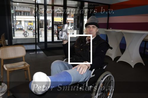 Rotterdam 14 april 2023
Boekpresentatie boek Hans de Booij . Johan Vlemmix reikte het eerste boek uit.
Hans zit in het gips omdat hij nzijn enkel heeft gebroken.