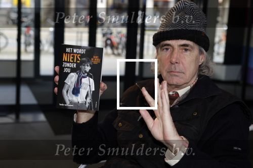Rotterdam 14 april 2023
Boekpresentatie boek Hans de Booij . Johan Vlemmix reikte het eerste boek uit.
Hans zit in het gips omdat hij nzijn enkel heeft gebroken.