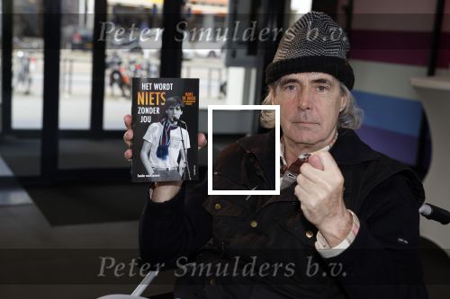 Rotterdam 14 april 2023
Boekpresentatie boek Hans de Booij . Johan Vlemmix reikte het eerste boek uit.
Hans zit in het gips omdat hij nzijn enkel heeft gebroken.