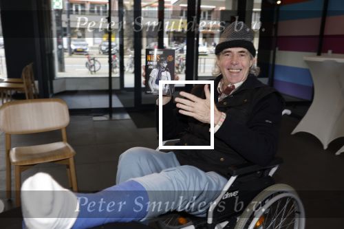 Rotterdam 14 april 2023
Boekpresentatie boek Hans de Booij . Johan Vlemmix reikte het eerste boek uit.
Hans zit in het gips omdat hij nzijn enkel heeft gebroken.