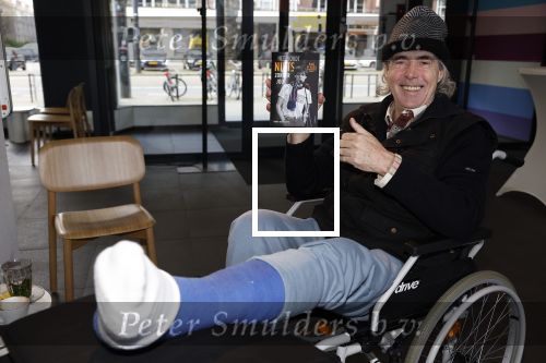 Rotterdam 14 april 2023
Boekpresentatie boek Hans de Booij . Johan Vlemmix reikte het eerste boek uit.
Hans zit in het gips omdat hij nzijn enkel heeft gebroken.