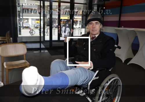 Rotterdam 14 april 2023
Boekpresentatie boek Hans de Booij . Johan Vlemmix reikte het eerste boek uit.
Hans zit in het gips omdat hij nzijn enkel heeft gebroken.
