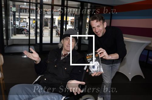 Rotterdam 14 april 2023
Boekpresentatie boek Hans de Booij . Johan Vlemmix reikte het eerste boek uit.
Hans zit in het gips omdat hij nzijn enkel heeft gebroken.
