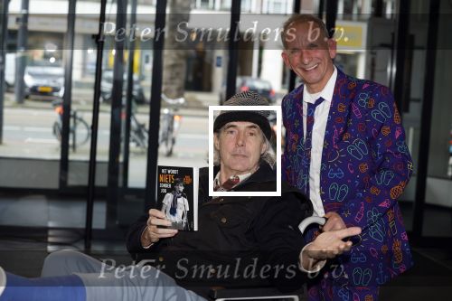 Rotterdam 14 april 2023
Boekpresentatie boek Hans de Booij . Johan Vlemmix reikte het eerste boek uit.
Hans zit in het gips omdat hij nzijn enkel heeft gebroken.