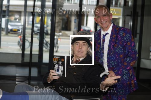 Rotterdam 14 april 2023
Boekpresentatie boek Hans de Booij . Johan Vlemmix reikte het eerste boek uit.
Hans zit in het gips omdat hij nzijn enkel heeft gebroken.