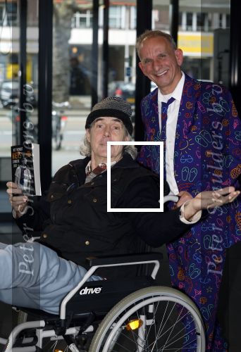 Rotterdam 14 april 2023
Boekpresentatie boek Hans de Booij . Johan Vlemmix reikte het eerste boek uit.
Hans zit in het gips omdat hij nzijn enkel heeft gebroken.