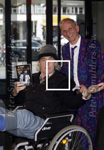 Rotterdam 14 april 2023
Boekpresentatie boek Hans de Booij . Johan Vlemmix reikte het eerste boek uit.
Hans zit in het gips omdat hij nzijn enkel heeft gebroken.
