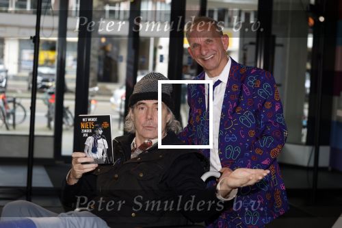Rotterdam 14 april 2023
Boekpresentatie boek Hans de Booij . Johan Vlemmix reikte het eerste boek uit.
Hans zit in het gips omdat hij nzijn enkel heeft gebroken.