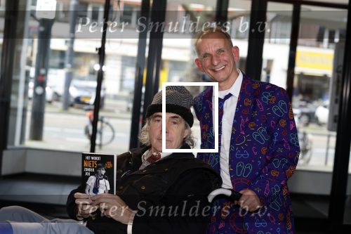 Rotterdam 14 april 2023
Boekpresentatie boek Hans de Booij . Johan Vlemmix reikte het eerste boek uit.
Hans zit in het gips omdat hij nzijn enkel heeft gebroken.