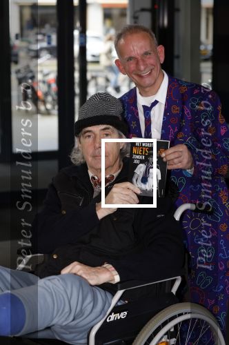 Rotterdam 14 april 2023
Boekpresentatie boek Hans de Booij . Johan Vlemmix reikte het eerste boek uit.
Hans zit in het gips omdat hij nzijn enkel heeft gebroken.