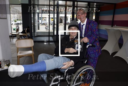 Rotterdam 14 april 2023
Boekpresentatie boek Hans de Booij . Johan Vlemmix reikte het eerste boek uit.
Hans zit in het gips omdat hij nzijn enkel heeft gebroken.