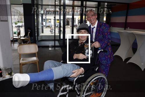 Rotterdam 14 april 2023
Boekpresentatie boek Hans de Booij . Johan Vlemmix reikte het eerste boek uit.
Hans zit in het gips omdat hij nzijn enkel heeft gebroken.