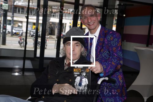 Rotterdam 14 april 2023
Boekpresentatie boek Hans de Booij . Johan Vlemmix reikte het eerste boek uit.
Hans zit in het gips omdat hij nzijn enkel heeft gebroken.