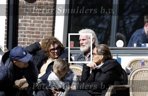 Amsterdam 2 april 2023
Henriette Tol met partner op terras in het centrum van Amsterdam.