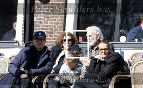 Amsterdam 2 april 2023
Henriette Tol met partner op terras in het centrum van Amsterdam.