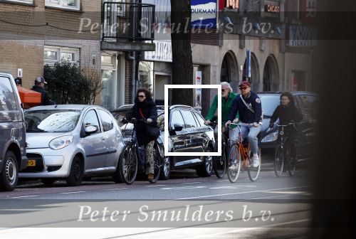 Amsterdam 8 april 2023
Henriette Tol met man op de fiets in het centrum van Amsterdam