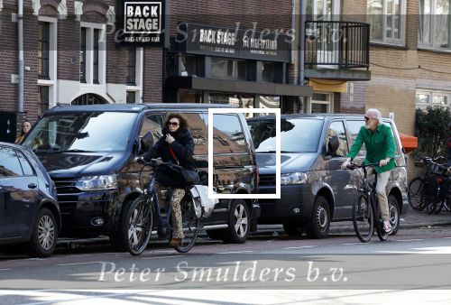 Amsterdam 8 april 2023
Henriette Tol met man op de fiets in het centrum van Amsterdam