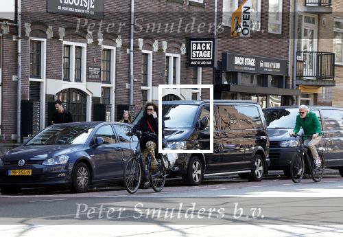 Amsterdam 8 april 2023
Henriette Tol met man op de fiets in het centrum van Amsterdam