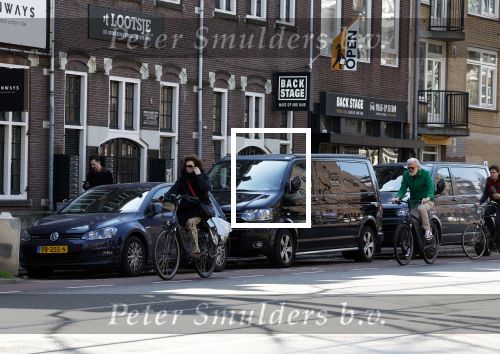 Amsterdam 8 april 2023
Henriette Tol met man op de fiets in het centrum van Amsterdam