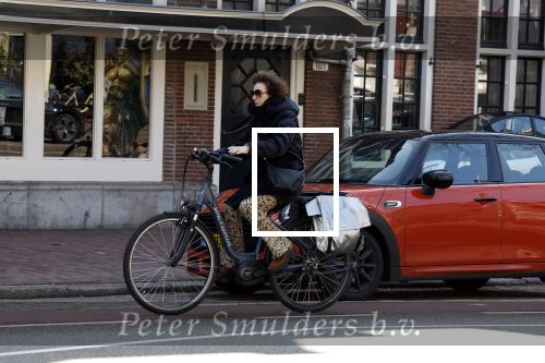 Amsterdam 8 april 2023
Henriette Tol met man op de fiets in het centrum van Amsterdam