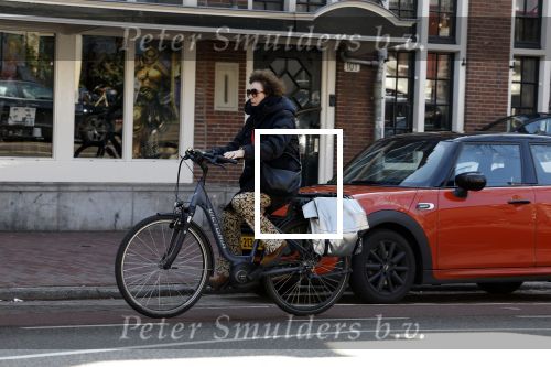 Amsterdam 8 april 2023
Henriette Tol met man op de fiets in het centrum van Amsterdam