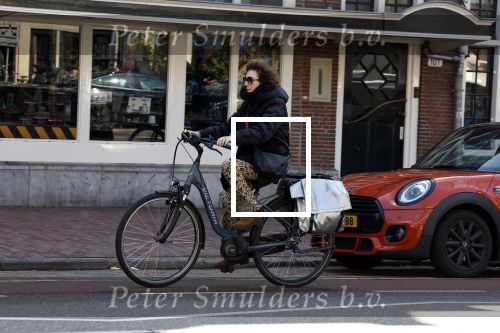 Amsterdam 8 april 2023
Henriette Tol met man op de fiets in het centrum van Amsterdam