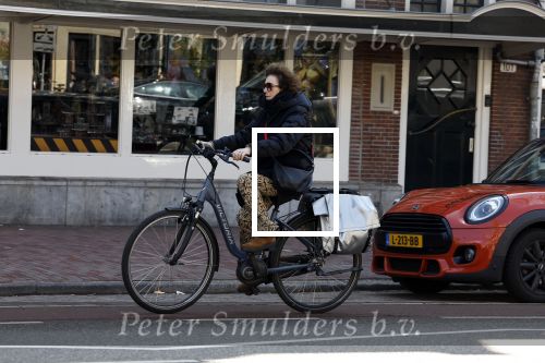 Amsterdam 8 april 2023
Henriette Tol met man op de fiets in het centrum van Amsterdam