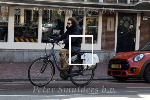 Amsterdam 8 april 2023
Henriette Tol met man op de fiets in het centrum van Amsterdam