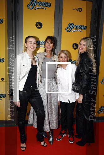 Amsterdam 3 april 2023
Premiere Grease in het DeLaMar theater.
Isa Hoes met dochter Vlinder Kamerling en vrienden