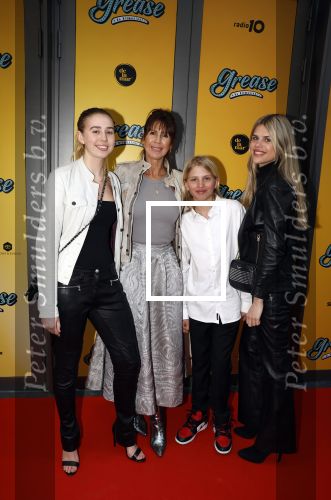 Amsterdam 3 april 2023
Premiere Grease in het DeLaMar theater.
Isa Hoes met dochter Vlinder Kamerling en vrienden