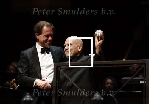 Amsterdam 18 april 2023
Jaap v Zweden krijgt de concertgebouwprijs 2023 in het concertgebouw uit handen van directeur Simon Reinink .