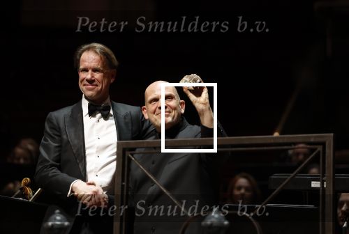 Amsterdam 18 april 2023
Jaap v Zweden krijgt de concertgebouwprijs 2023 in het concertgebouw uit handen van directeur Simon Reinink .