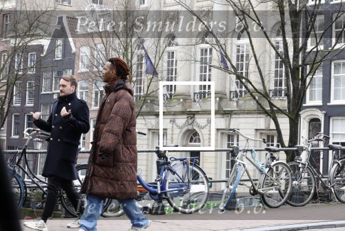 Amsterdam 21 maart 2023
JEANGU MACROOY met een kennis op straat in Amsterdam.