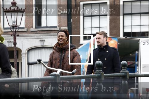Amsterdam 21 maart 2023
JEANGU MACROOY met een kennis op straat in Amsterdam.