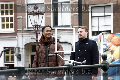Amsterdam 21 maart 2023
JEANGU MACROOY met een kennis op straat in Amsterdam.