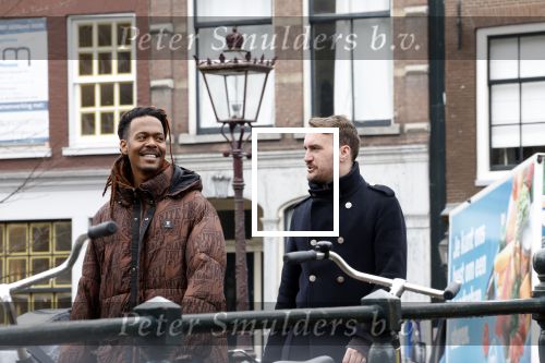 Amsterdam 21 maart 2023
JEANGU MACROOY met een kennis op straat in Amsterdam.