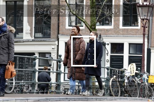Amsterdam 21 maart 2023
JEANGU MACROOY met een kennis op straat in Amsterdam.