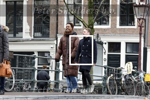 Amsterdam 21 maart 2023
JEANGU MACROOY met een kennis op straat in Amsterdam.