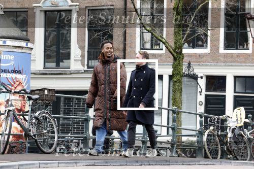 Amsterdam 21 maart 2023
JEANGU MACROOY met een kennis op straat in Amsterdam.