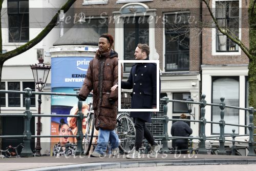 Amsterdam 21 maart 2023
JEANGU MACROOY met een kennis op straat in Amsterdam.