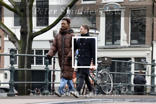 Amsterdam 21 maart 2023
JEANGU MACROOY met een kennis op straat in Amsterdam.