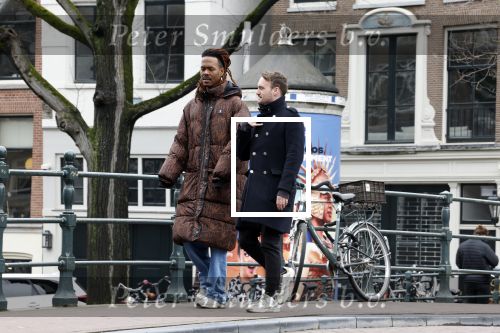 Amsterdam 21 maart 2023
JEANGU MACROOY met een kennis op straat in Amsterdam.