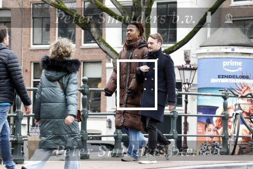 Amsterdam 21 maart 2023
JEANGU MACROOY met een kennis op straat in Amsterdam.
