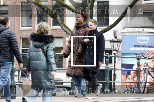 Amsterdam 21 maart 2023
JEANGU MACROOY met een kennis op straat in Amsterdam.