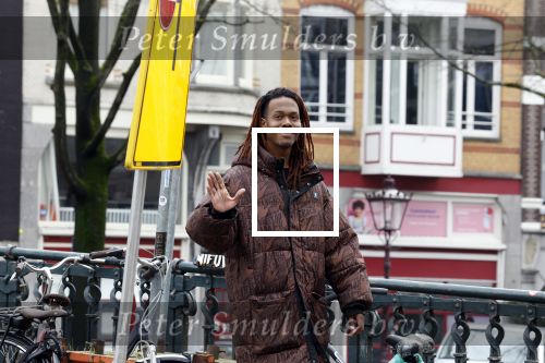 Amsterdam 21 maart 2023
JEANGU MACROOY met een kennis op straat in Amsterdam.