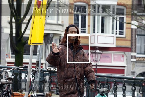Amsterdam 21 maart 2023
JEANGU MACROOY met een kennis op straat in Amsterdam.