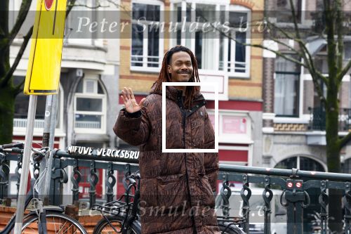 Amsterdam 21 maart 2023
JEANGU MACROOY met een kennis op straat in Amsterdam.