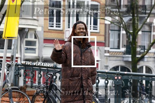 Amsterdam 21 maart 2023
JEANGU MACROOY met een kennis op straat in Amsterdam.
