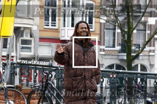 Amsterdam 21 maart 2023
JEANGU MACROOY met een kennis op straat in Amsterdam.