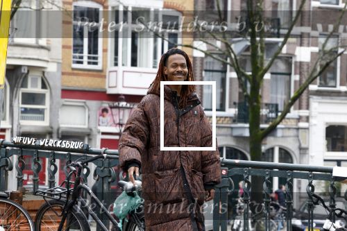 Amsterdam 21 maart 2023
JEANGU MACROOY met een kennis op straat in Amsterdam.